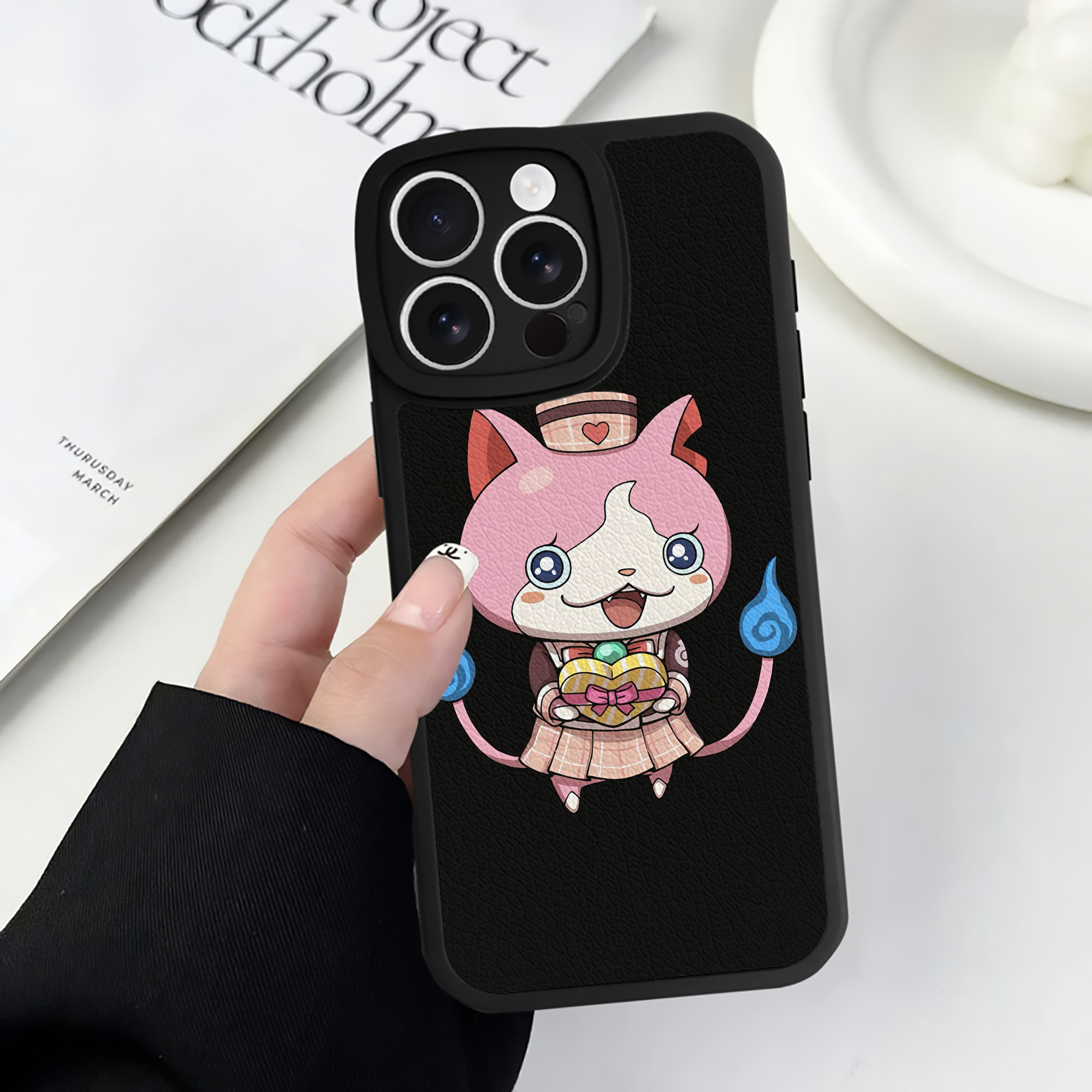 （画像用） 妖怪ウォッチ Yo-kai Watch 【iPhone 16シリーズ対応】シリコンスマホケース（レザー調） 材質：シリコン